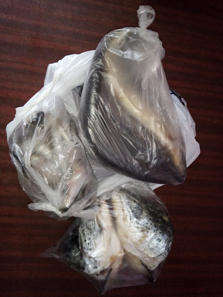На столе сплошь элитные продукты: головы семги-125 рублей за кг, мойва-225 рублей за кг, селедка-320 рублей за кг