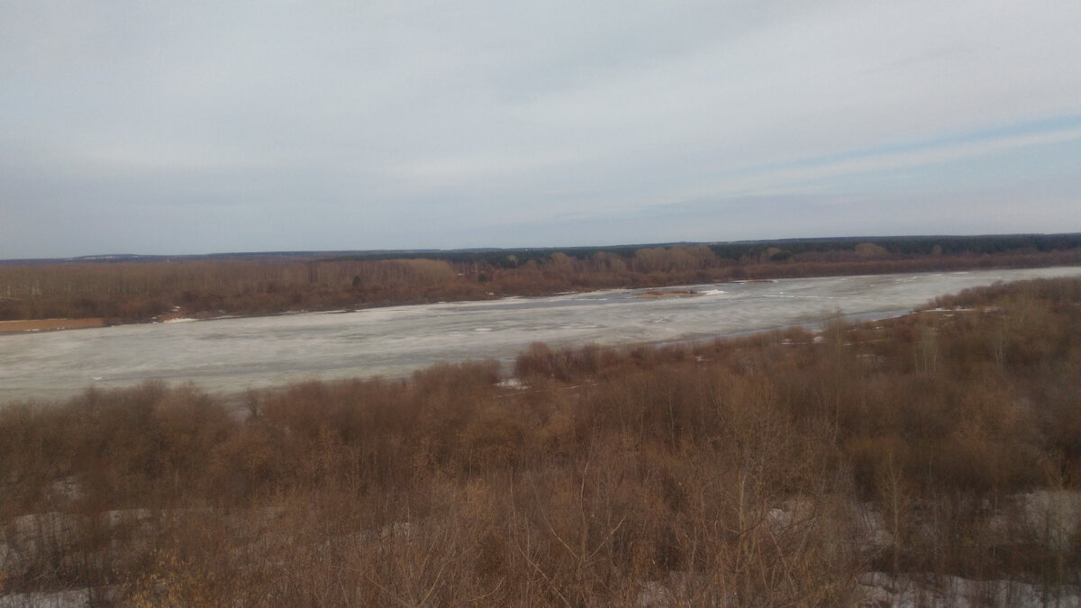 Скоро начнётся ледоход на реке. Уже появились трещины и наслоения льдин