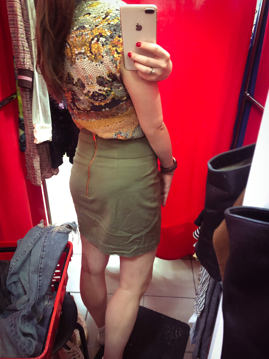 Фурнитура-золотая полная сзади, больше деталей нет