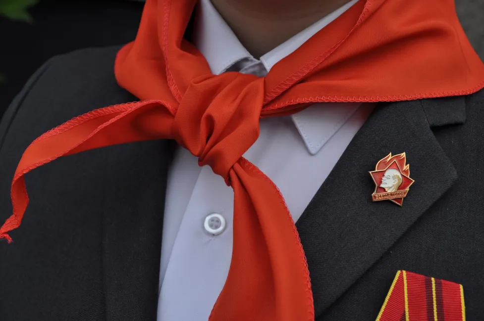 Узнаваемая атрибутика члена Всесоюзной пионерской организацию имени В.И. Ленина
