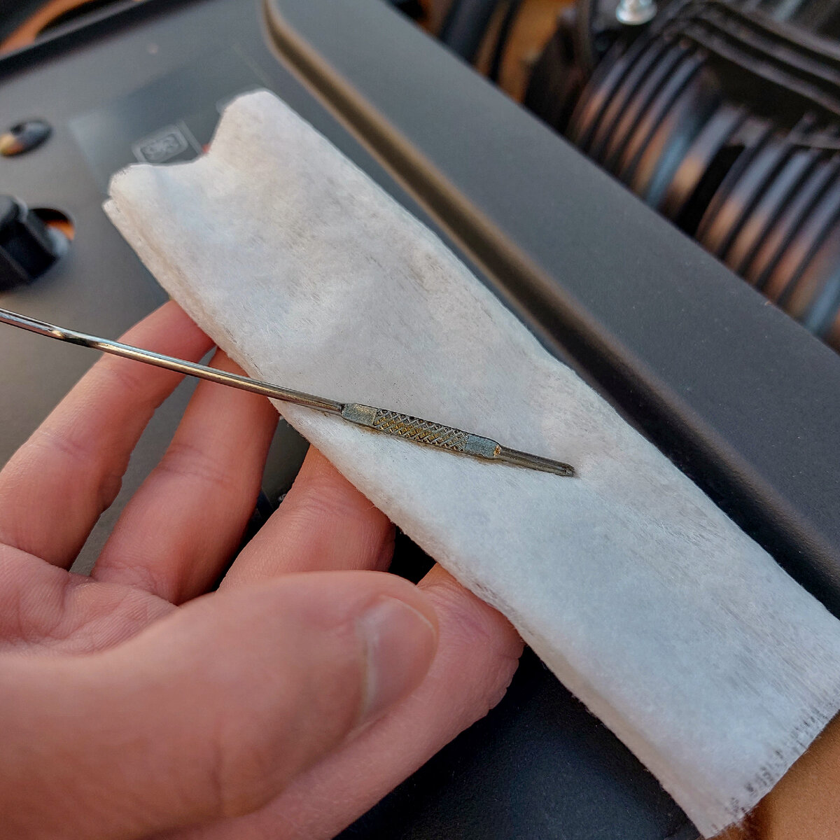 Масло было свежим и покрывало всю ребристую часть щупа. К сожалению, это плохо видно на фото, т.к. новое масло почти прозрачное.