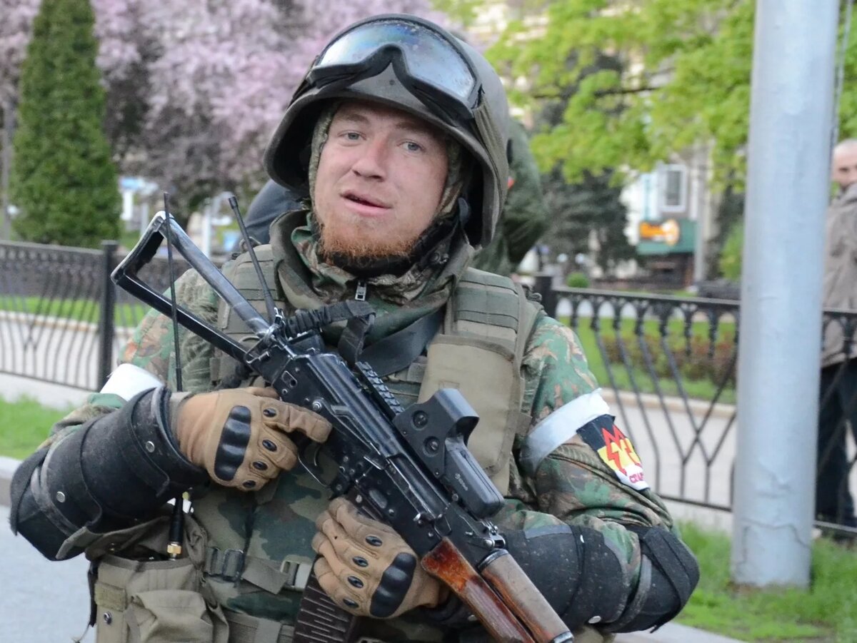 Комбат человек военный