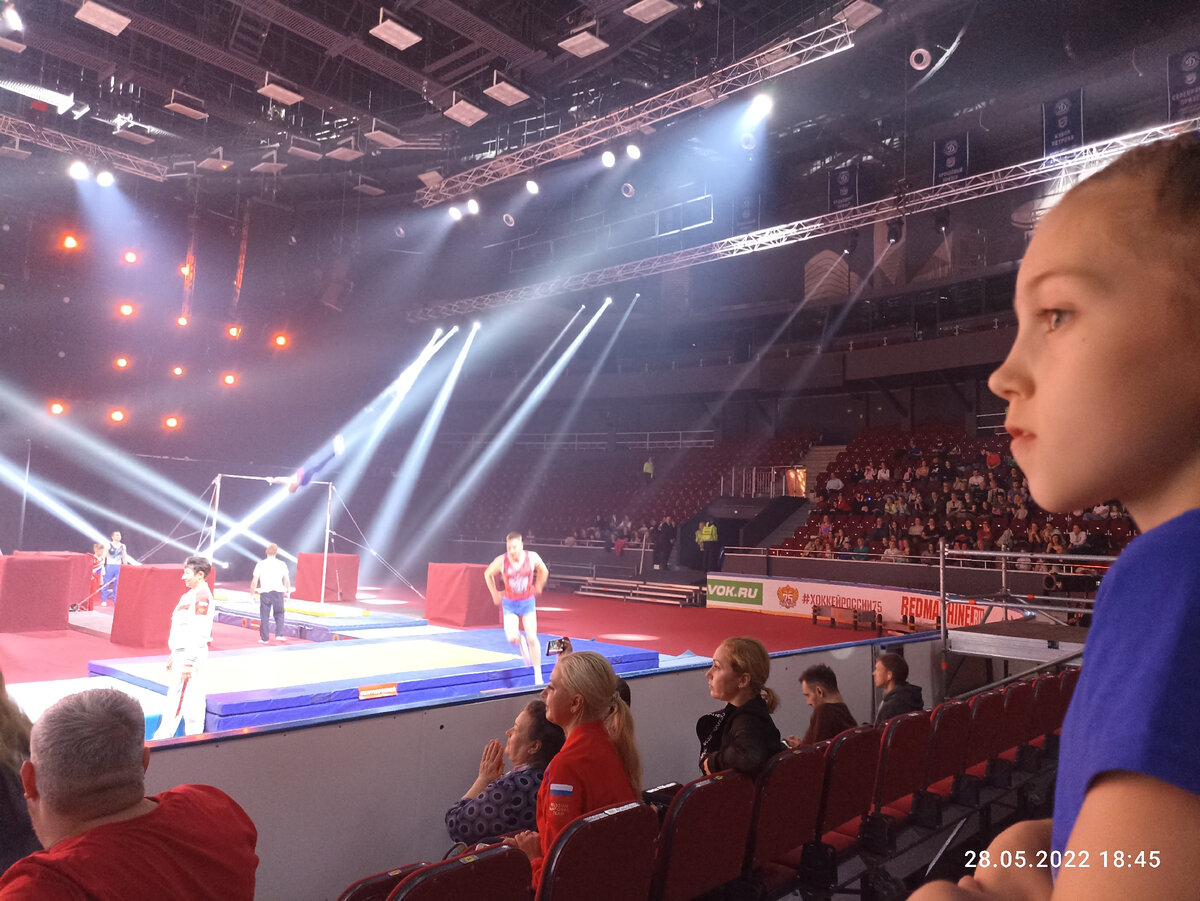 Лилиана выискивает знакомые лица среди выступающих.