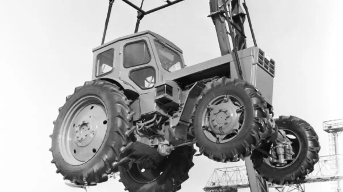 Фото: РИА Новости/visualrian.ru. Погрузочная площадка Липецкого тракторного завода, 1980 г.