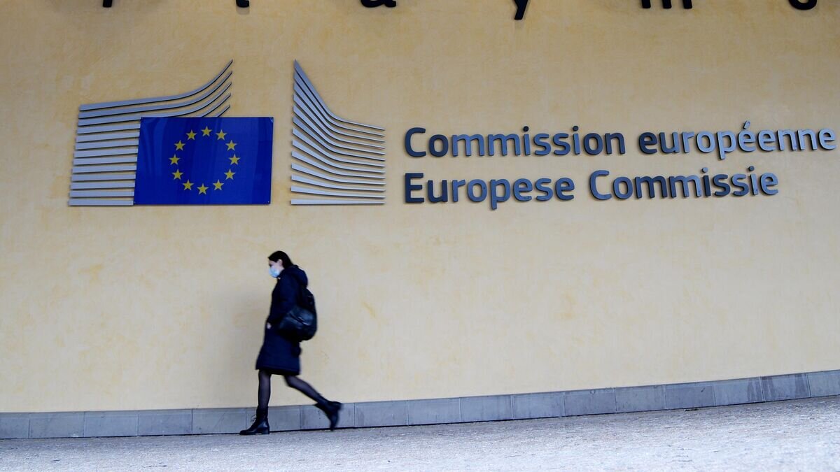    Девушка возле здания штаб-квартиры Европейского парламента в Брюсселе© РИА Новости / Алексей Витвицкий