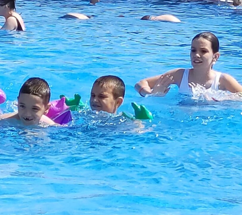 СПАСЕНИЕ  ОТ  ЖАРЫ!!!
 
Летом тяжело бороться с жарой:

. Переносить жару -- это довольно простая наука, этому вполне можно научиться. 

Во-первых, не пейте холодную воду. Она не утоляет жажду, вылетает через пять минут вместе с потом, унося с собой соль. 

Пейте чай или несладкий квас. Про сладкие газировки всё понятно: чем больше пьёшь, тем больше хочется.

Если вы выходите из дому в жару, не делайте резких движений, ведите себя с достоинством 🙂 Идите плавно, двигайтесь по теневой стороне улицы. Всегда.

Айс-ти -- это хорошо. Завариваете литр некрепкого зелёного чаю (любой сгодится). Когда он остынет, бросаете туда немного мёда, лимона и мяты. Пьётся это со льдом. Не только вкусно, но и полезно.

Главный фокус: "антишарф" или "японский кондиционер". На японских гравюрах или в японском кино часто можно видеть людей в белых платочках на шее. Это оно и есть. Это гениальная штука, реально.  

Ну, и главное. Если вы куда-то ходите в жару, то после каждого похода, после каждой прогулки мойте стопы и щиколотки прохладной водой. 

Там куча биологически активных точек, это приятно и полезно.

Если есть возможность -- поделите сон пополам. Устраивайте себе сиесту в самое жаркое время.

 Ну и, разумеется, никакого алкоголя на 
_
Скольких людей вы знаете, которые говорят, что они не хотят пить воду перед сном, потому что из-за этого им приходится вставать ночью?

Ответ от врача кардиолога:

Когда вы стоите прямо, гравитация удерживает воду в нижней части тела, и происходит отек ног.

Когда вы ложитесь, и нижняя часть тела находится на уровне почек, почки удаляют жидкости потому, что организму это легче в горизонтальном положении.

Организму нужен определенный минимум воды, чтобы вывести токсины из тела.

Время питья воды тоже очень важно.

Питьевая вода в определенный момент максимально влияет на функцию организма:

2 стакана воды после пробуждения - помогает активировать внутренние органы

1 стакан воды за 30 минут до еды - помогает пищеварению

1 стакан воды перед купанием - помогает снизить кровяное давление (кто-нибудь об этом знал?)

1 стакан воды перед сном - предотвращает инсульт или инфаркт (полезно знать!)

Кроме того, вода перед сном также помогает предотвратить судороги ног ночью.

Мышцы ног нуждаются в жидкости, поскольку они сокращаются, и из-за недостатка таковой будят вас мышечным спазмом. 



Знание этой информации может спасти людям жизнь.


Это были добрые советы.
Берегите себя и будьте здоровы! Ведите себя разумно и лето покажется вам сказкой 😉

https://t.me/Svetlana_Bohkarewa

#Бочкарева_Светлана
#Полезность