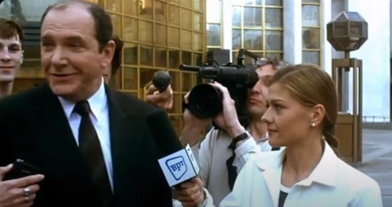 Воронин (Эммануил Виторган) и Марина Соколова (Мария Голубкина), кадр из фильма "Афера" (2001)