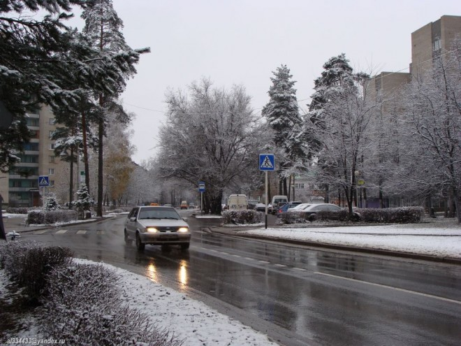 Передвигаться по городу лучше пешком, потому что наша экскурсия начинается от остановки «Лесной бульвар» (N 54° 52.737′, E 37° 12.616′). Именно от этой остановки берёт своё начало пешеходная улица, которая буквально через 300 метров ходьбы приводит нас к первой точке.,  