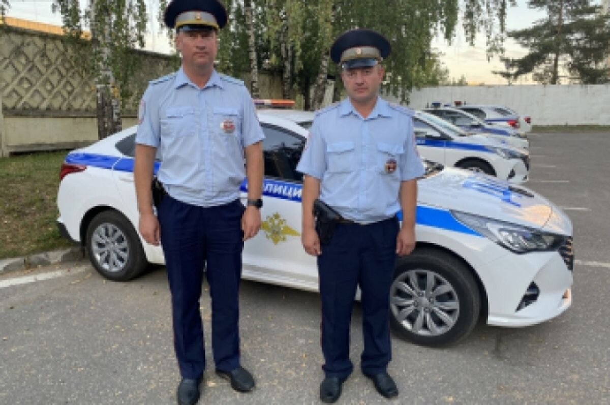    Под Тверью инспекторы ДПС помогли матери доставить сына в больницу
