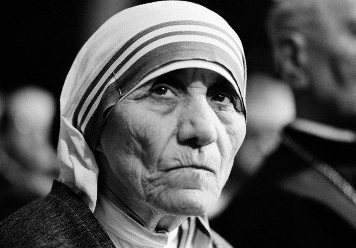 https://web.archive.org/web/20181018120508im_/http://motherteresa.ru/upload/tmp/mother-teresa-receives-degree-of-doctor-in-medicine-1981.jpg