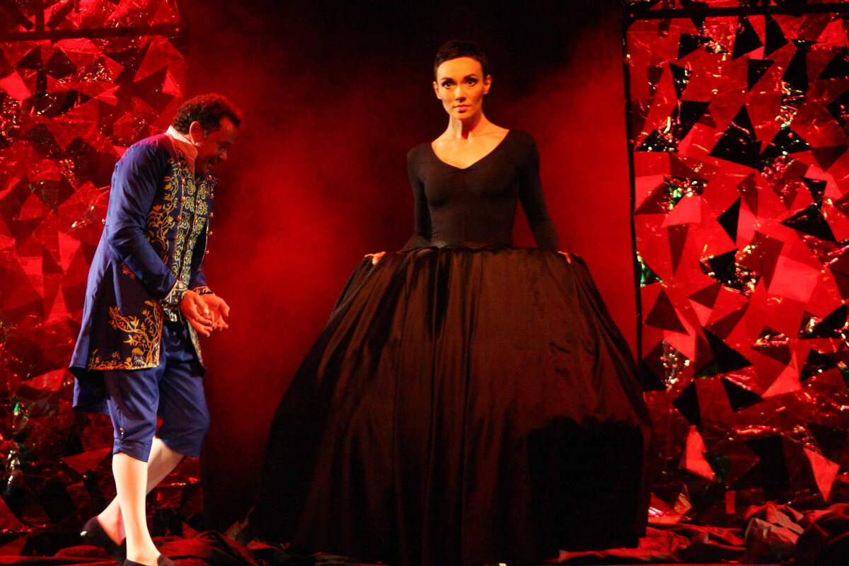 Сцена из спектакля «Парфюмер» по роману Патрика Зюскинда «Парфюмер. История одного убийцы». Фото взято с сайта «Kassir.ru» (https://spb.kassir.ru/).