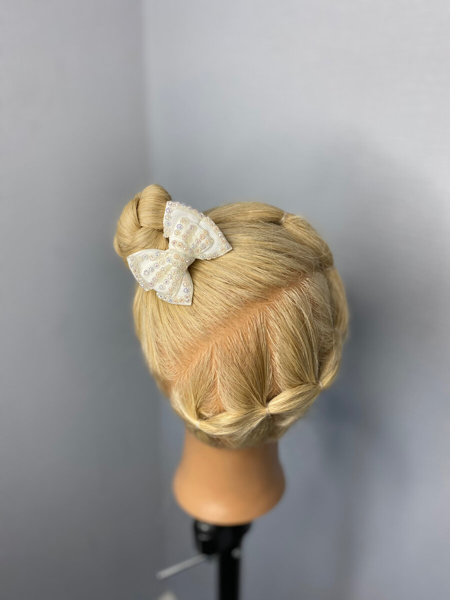 2. Убираем все волосы с помощью резиночек . Очень прочный вариант 