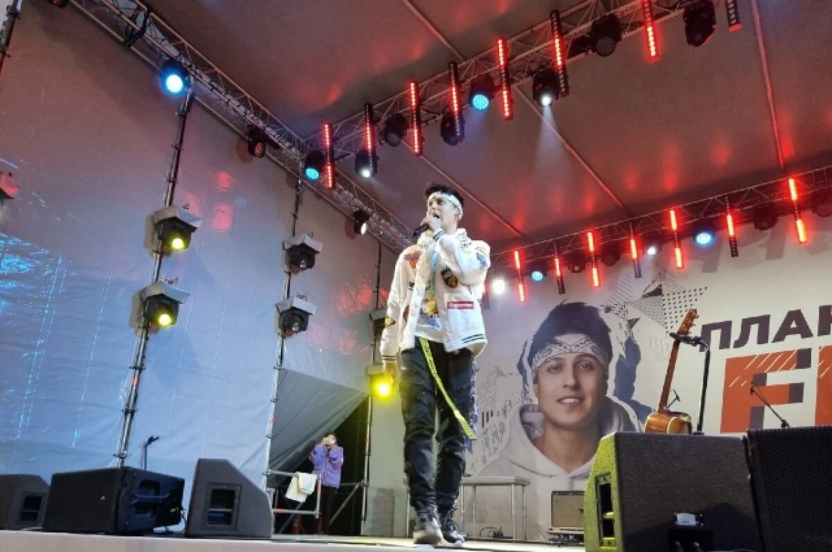    В Перми Хабиб на концерте подарил свою бандану двум девочкам