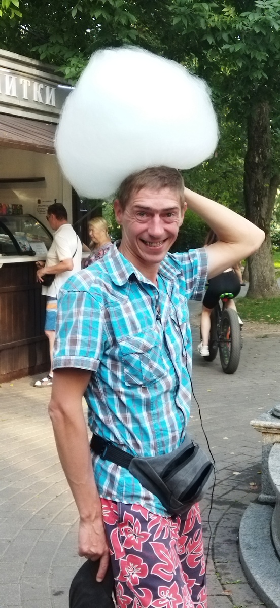 Прогулка на свежем воздухе улучшает настроение.