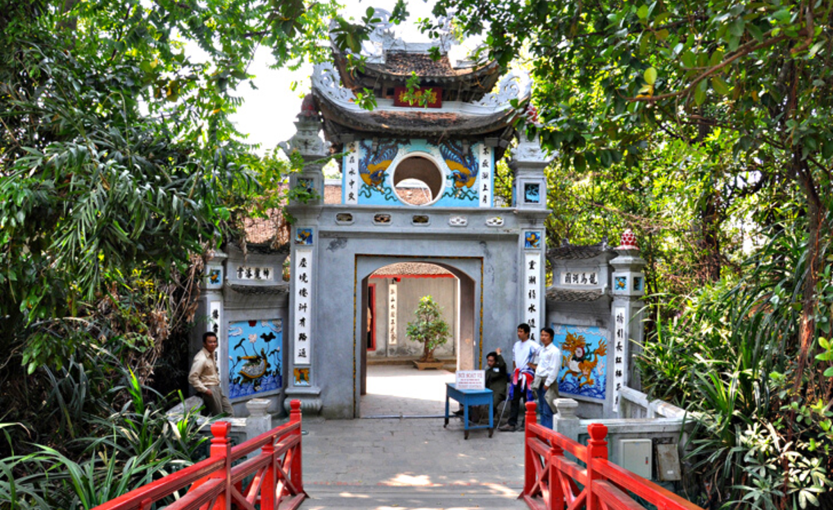 Здесь почитаются Святой Ван Суонг – одна из ярчайших звезд в интеллектуальных и литературных кругах страны, и Хуанг Дао – герой, приведший народ Вьетнама к победе в схватке с юаньскими захватчиками.
