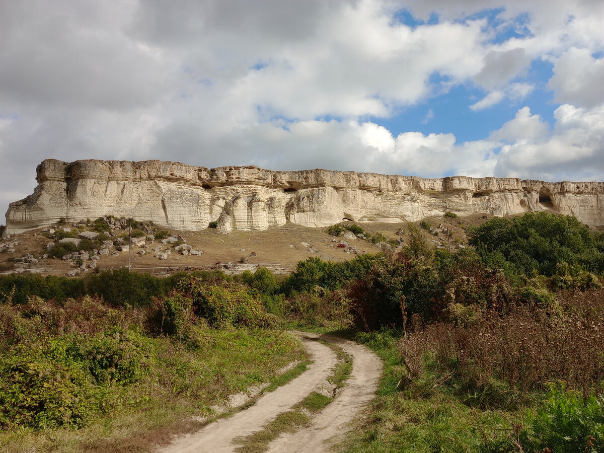 Дорога к Белой скале через яблоневый сад.