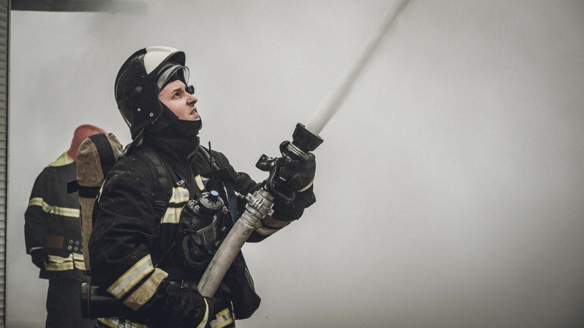     В Тюмени во дворе дома накануне вечером загорелся автомобиль. Инцидент произошел на улице Широтной, 25, рядом с катком. О пожаре очевидцы сообщили в социальных сетях.