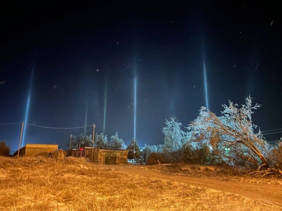     Нижегородцы заметили световые столбы в небе над Дзержинском. Фото: телеграм-канал "Нижний №1"