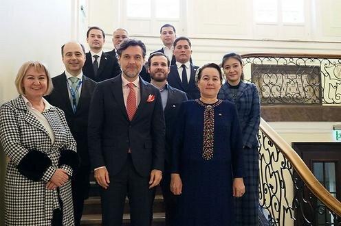 Туркменские чиновники и члены БДИПЧ. Фото с сайта turkmenistan.gov.tm/ru