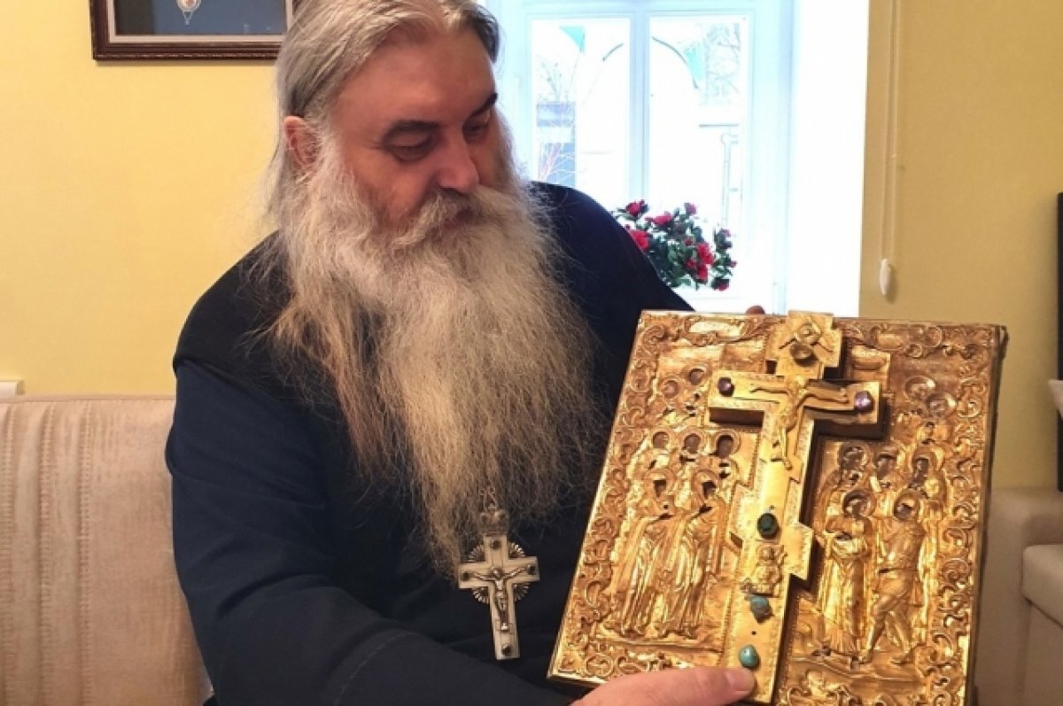    В нижегородском монастыре случайно нашли икону ХIХ века с крестом и мощами