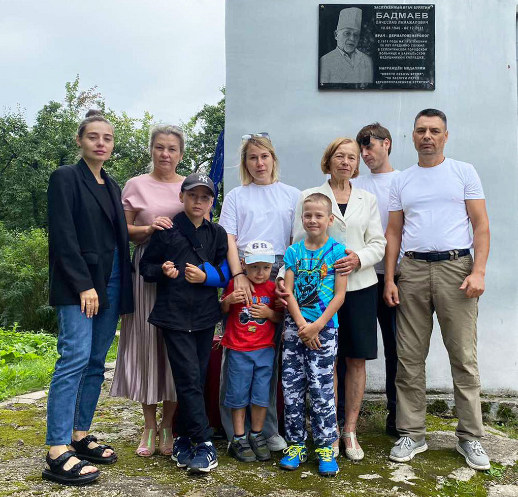 Близкие доктора Вячеслава Бадмаева на открытии памятной доски.