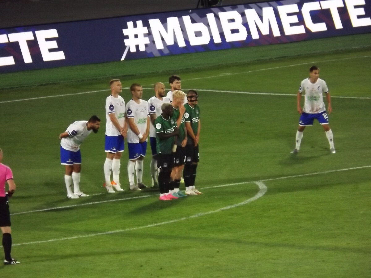 Штрафной у ворот "Факела"