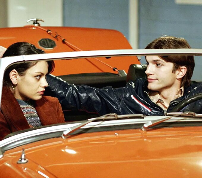 Эштон Кутчер и Мила Кунис в сериале «Шоу 70-х», 1998 г