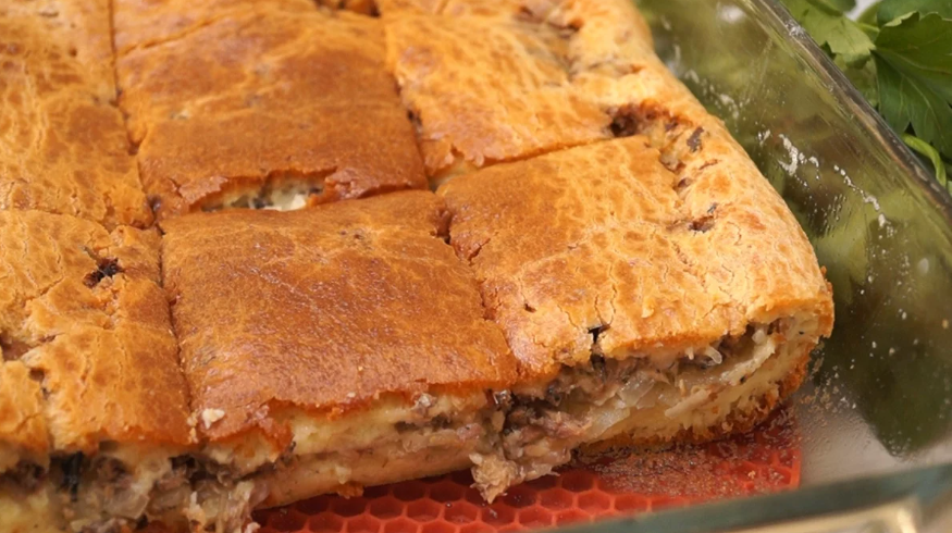 Калнина мясо. Пирог Выручайка. Заливной пирог с сайрой. Рыбный пирог с сайрой