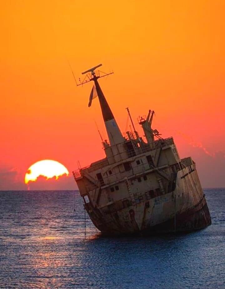 А это наш знаменитый заброшенный траулер под названием "The Edro III Shipwreck" затонувший рядом с городом Пафос в не столь далеком 2011 году. Фото автора. Дрон.