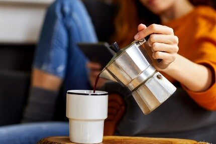Россия окончательно утратила статус «чайной» страны. По данным исследований, россияне пьют кофе чаще, чем чай [1]. А можно ли пить кофе на диете? Постараемся ответить на этот вопрос, опираясь на науку.-2
