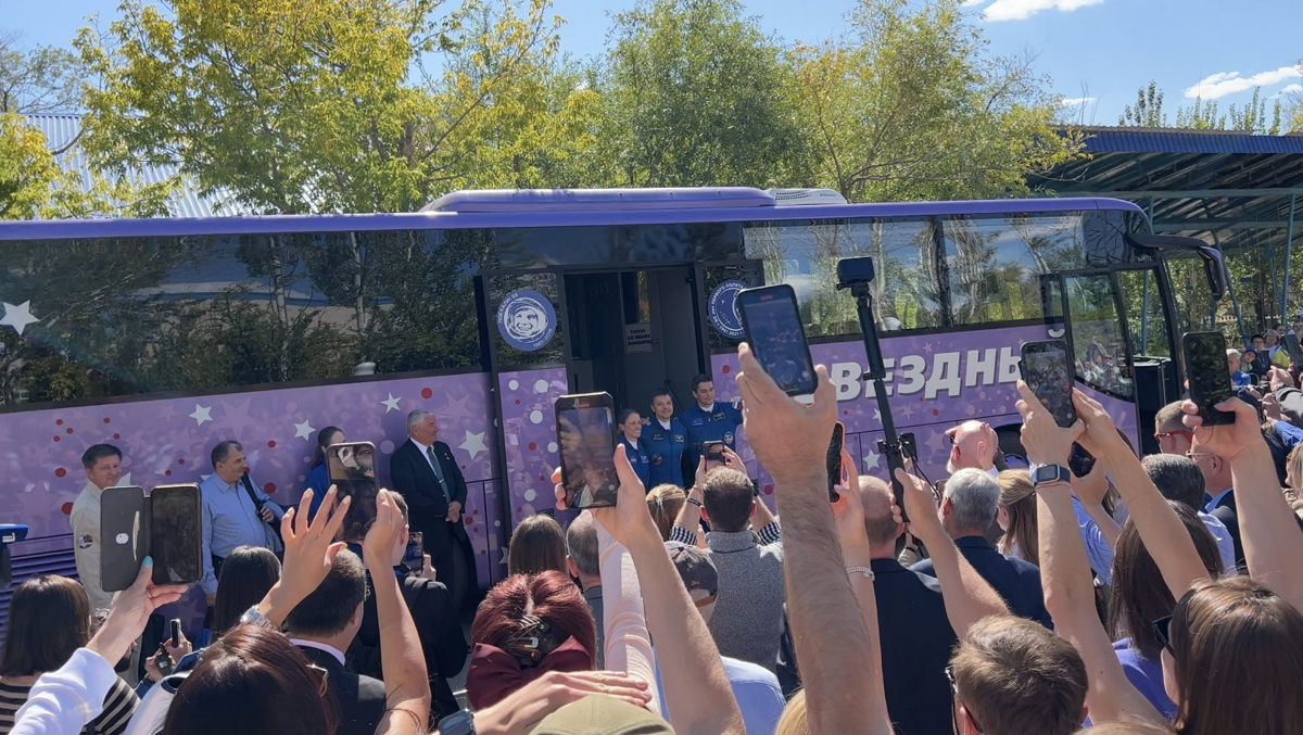 За два часа до старта все собрались на смотровой площадке, около 3000 человек с камерами и телефонами.