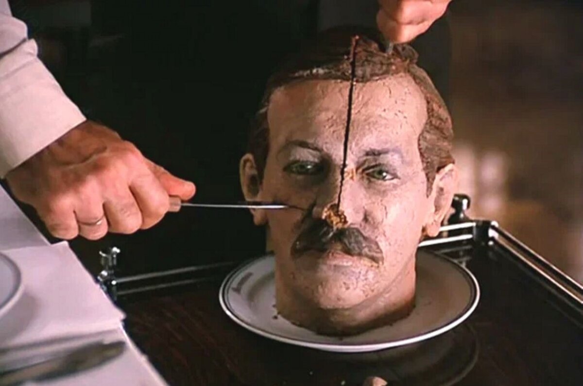 Кадр из фильма «Город Зеро» — разделка торта в виде головы главного героя.