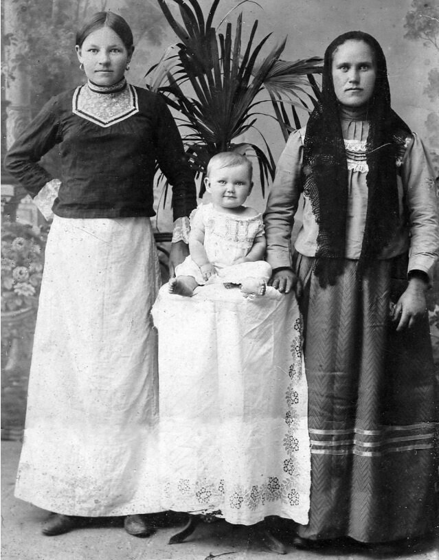 Женщины и ребенок из казачьей семьи Сумовых ст. Бузиновской Выселковского района Краснодарского края. Ребенок — Иван Васильевич Сумов. Снято в ст. Выселки Кубанской области в 1915 г. Материалы КФЭЭ 2007 г.