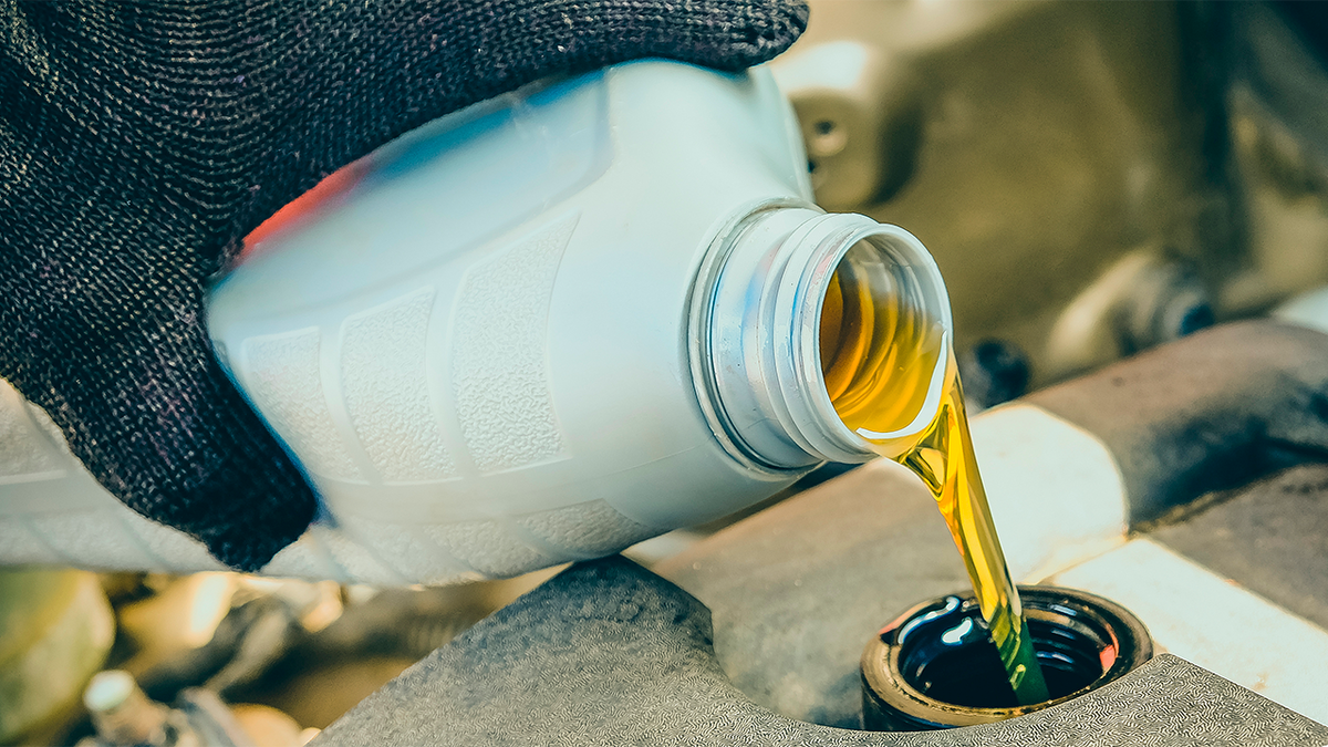 Заливка масла в двигатель. Источник изображения: Evgenius1985 / Shutterstock.com