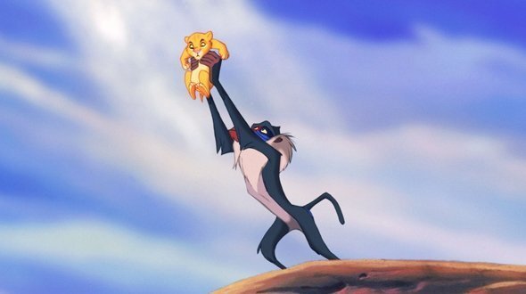 1) Король Лев (1994) Два «Оскара», три «Грэмми», три «Золотых глобуса», да и просто мировое признание — мультфильм, сюжет которого вряд ли нужно пересказывать. Просто назовем несколько имён: Симба, Муфаса и Тимон с Пумбой. Когда будете пересматривать с ребёнком (или вдруг смотреть впервые), обратите внимание на саундтрек. Мрачные фрагменты музыкальной темы создатели позаимствовали из реквиема Моцарта. А песенка Рафики «Большое спасибо, съешь банан» — это детская считалочка из Африки.