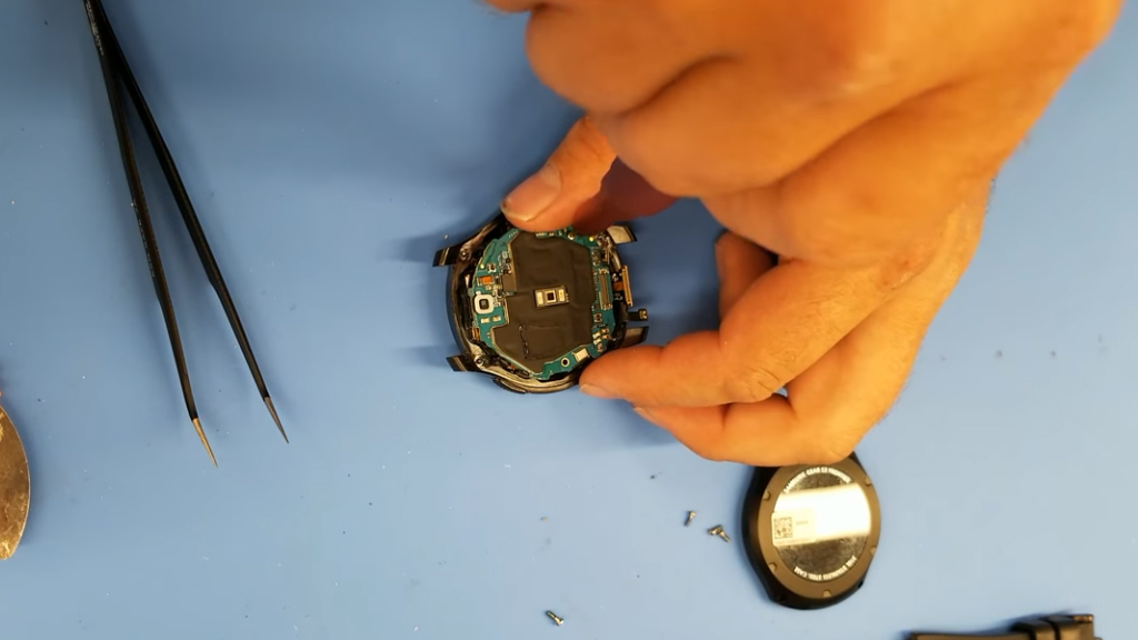 Смарт-часы samsung gear s3 frontier. Gear s3 аккумулятор. Аккумулятор на смарт часы самсунг gear s3 frontier. Samsung gear s3 frontier на руке. Samsung gear s3 батарея.