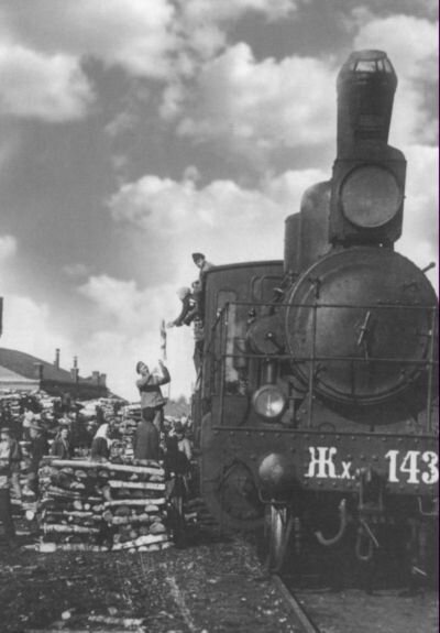 Экипировка паровоза дровами на станции