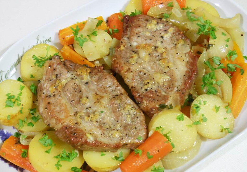 мясо с картошкой в рукаве в духовке. приготовить свинину с картошкой в рукаве. ребра с картошкой в духовке в рукаве. картошка с мясом в духовке. свинина с картошкой в духовке.