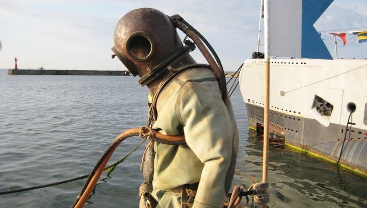     Водолаз перед погружением.
