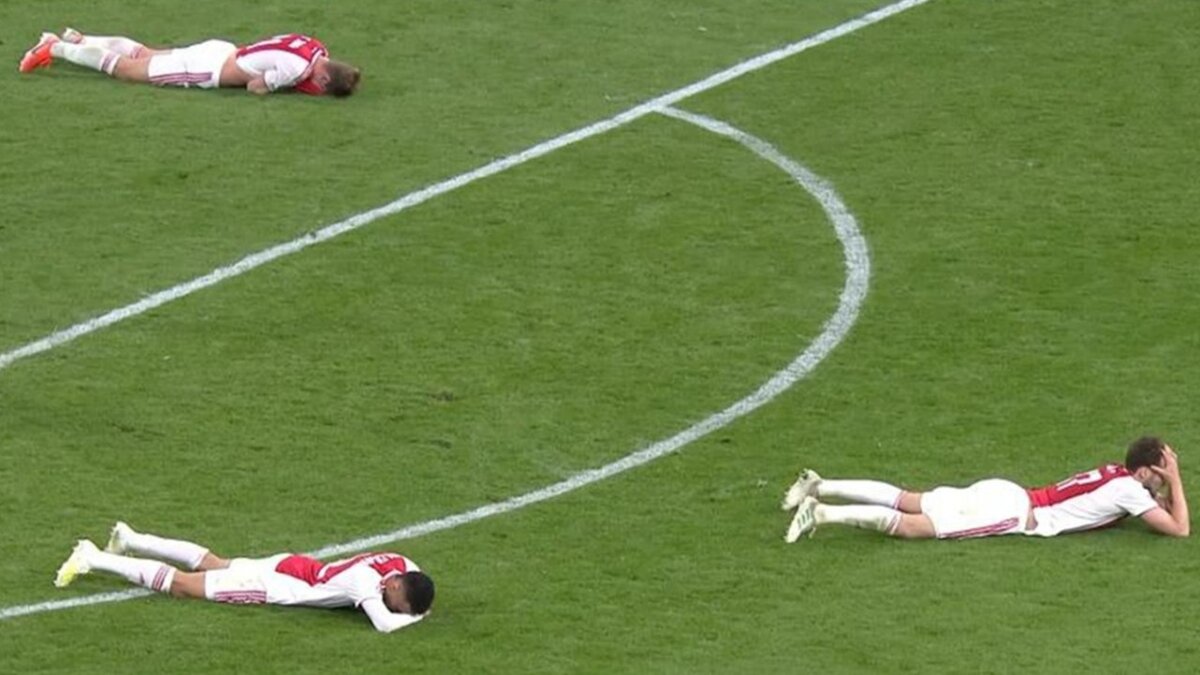 Игроки "Аякса" загорают на 96 минуте ответного матча полуфинала. 