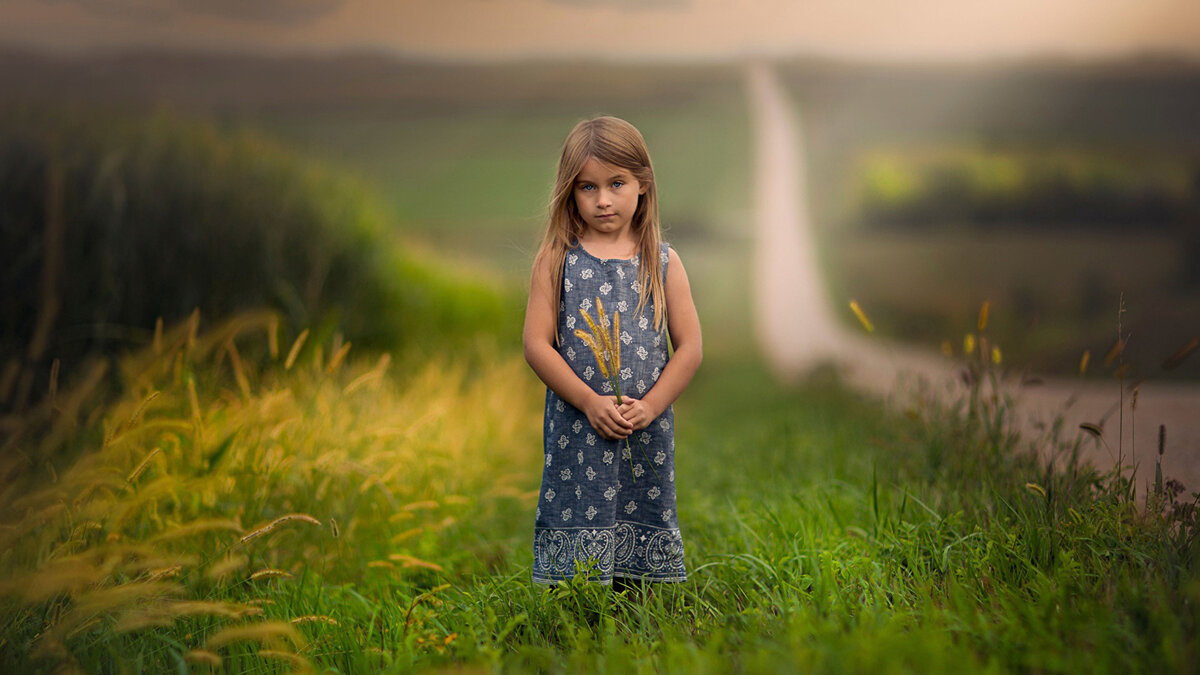 https://s1.1zoom.ru/b5050/881/Fields_Little_girls_467514_2048x1152.jpg