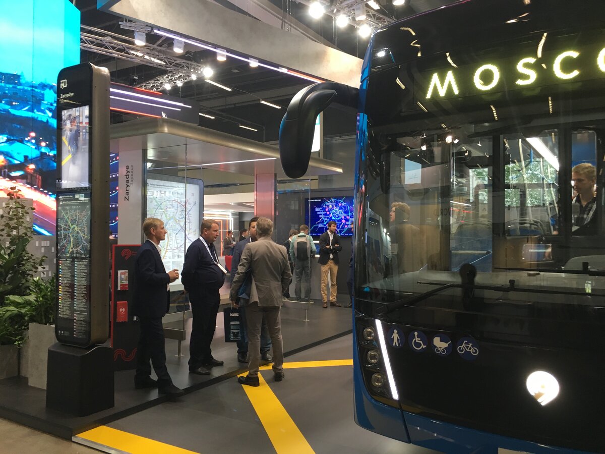 Московский стенд с остановкой, электробусом и интерактивной панелью