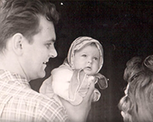 Юрий Яковлев с новорожденной дочерью Аленой