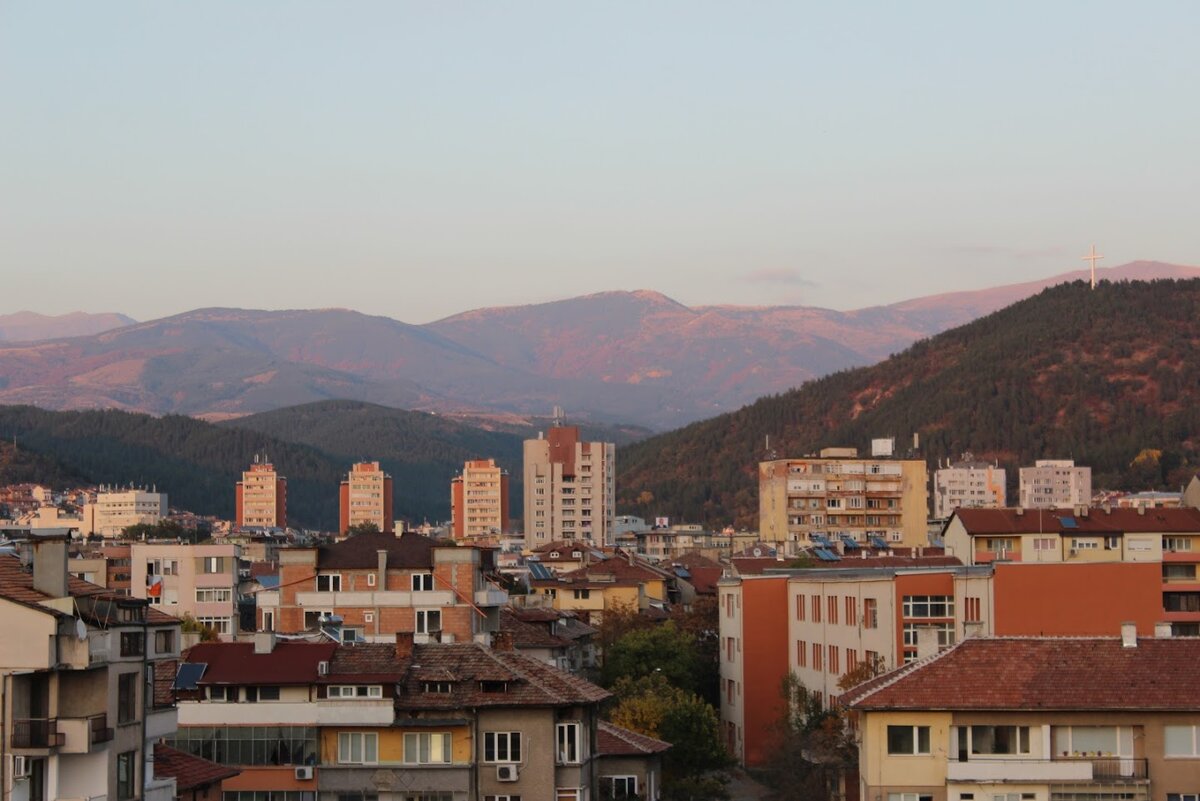 Предзакатное, вид на центр города. Сзади - горы Рила. Справа вверху - Крест, благославляющий Благоевград. 