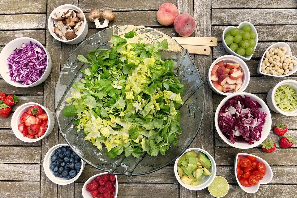https://cdn.pixabay.com/photo/2017/09/16/19/21/salad-2756467_960_720.jpg
