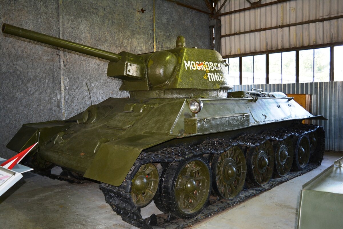 Средний танк Т-34, создан в 1938 году, серийно выпускался с 1940 года на семи заводах страны.