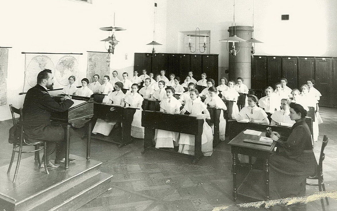 Урок в Смольном институте благородных девиц. Источник фото: https://i.pinimg.com/