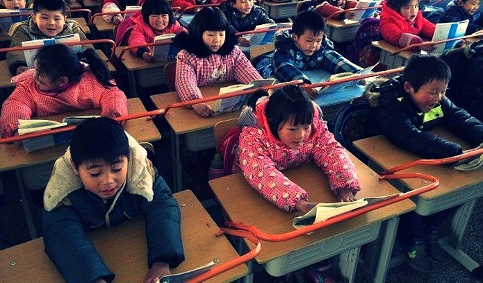 Китай. Ученики в куртках. Отсутствие отопления в классе.