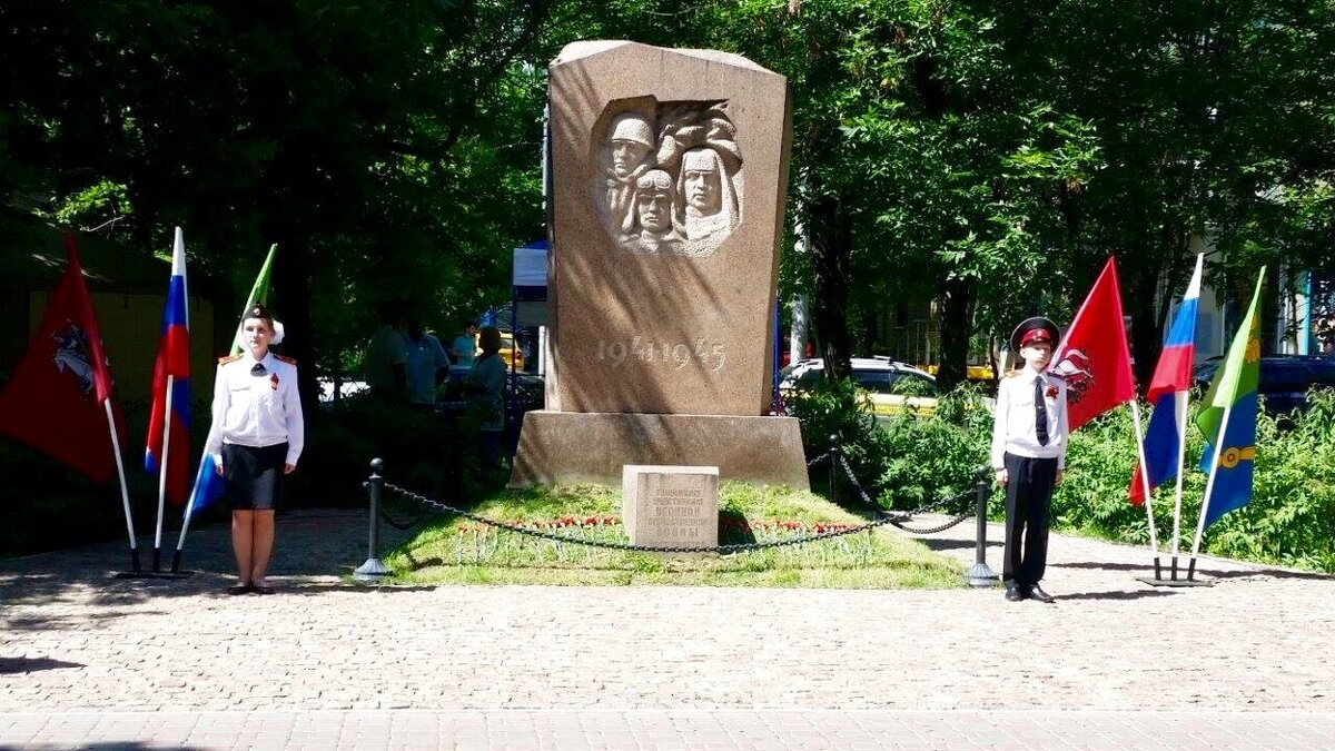 Открытие памятника 22 июня 2004 года 