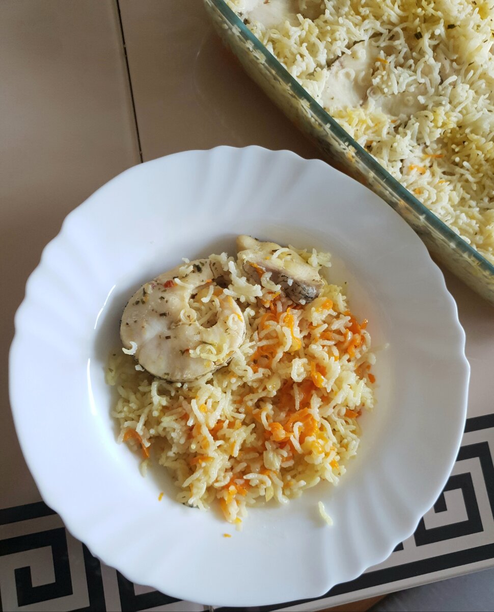 Пикша тушенная с овощами и рисом